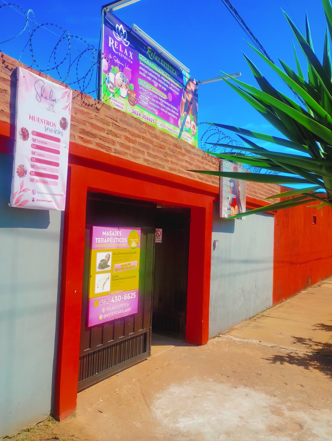 Cabina de masajes de RELAX ESTÉTICA en Resistencia con camilla vestida de blanco, orquídeas y ventanal al jardín